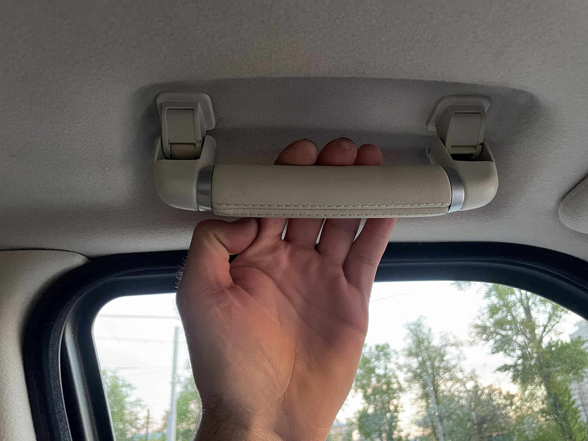 Ручка над водителем — бессмысленная деталь или генеральный ход