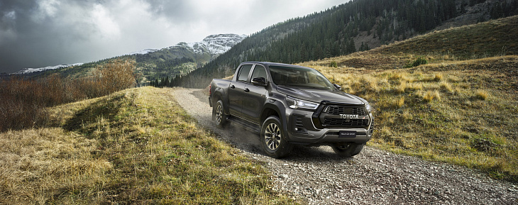 Toyota Hilux GR Sport 2022 года дебютирует в Европе с новым лицом и доработанной подвеской