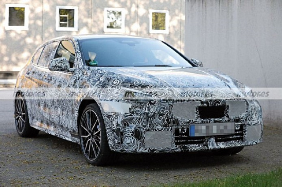 Новый BMW 1-Series M135i 2024 года заcветился в новой серии шпионских фотографий