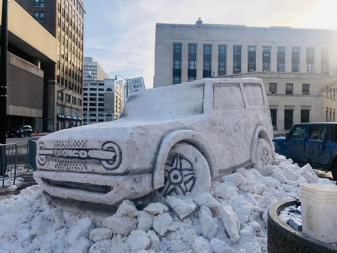 В Нью-Йорке появилась ледяная скульптура Ford Bronco в натуральную величину 