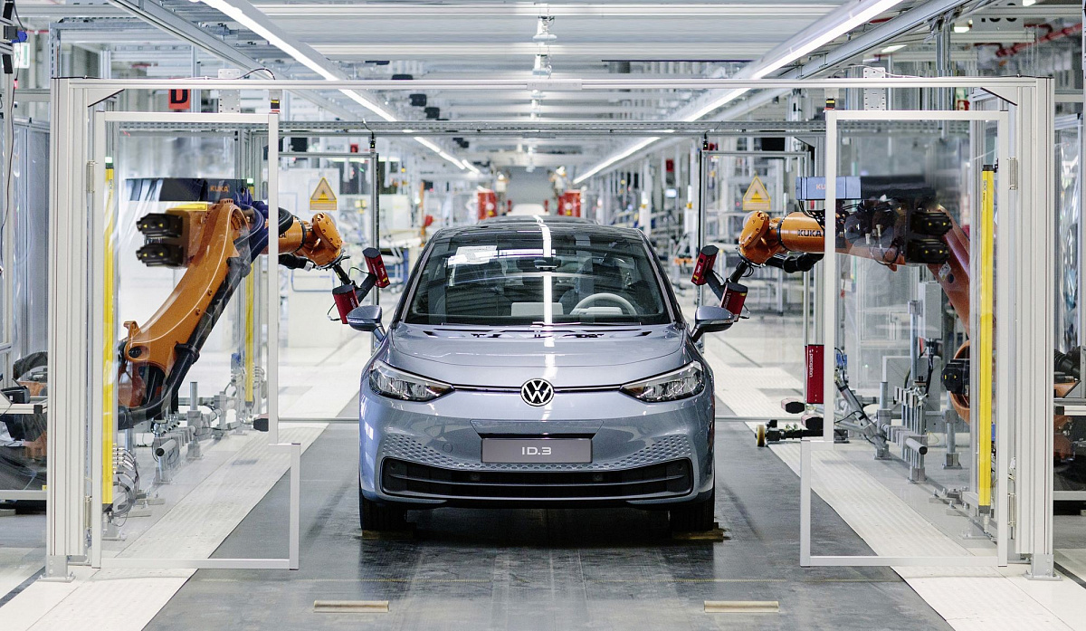 Концерны BMW и Volkswagen приостанавливают работу предприятий в Евросоюзе из-за нехватки деталей с Украины