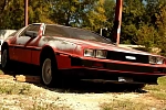 Кто-то бросил этот красный DeLorean 25 лет назад, но теперь его спасли