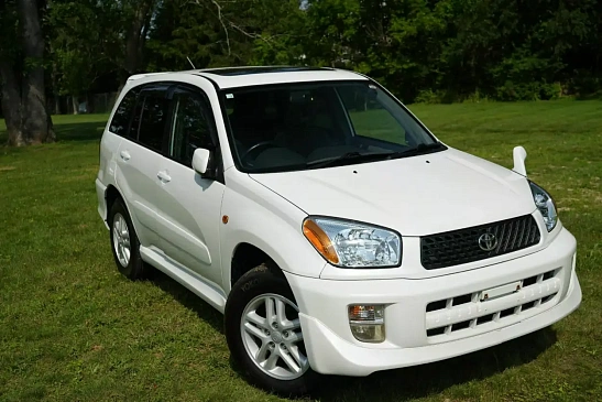 В Сети показали идеально сохранившийся кроссовер Toyota RAV4 2000 года