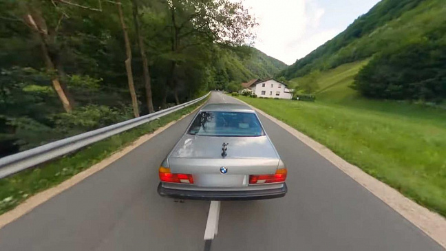 Седан BMW 7 Series E32 снят в стиле гоночных симуляторов 