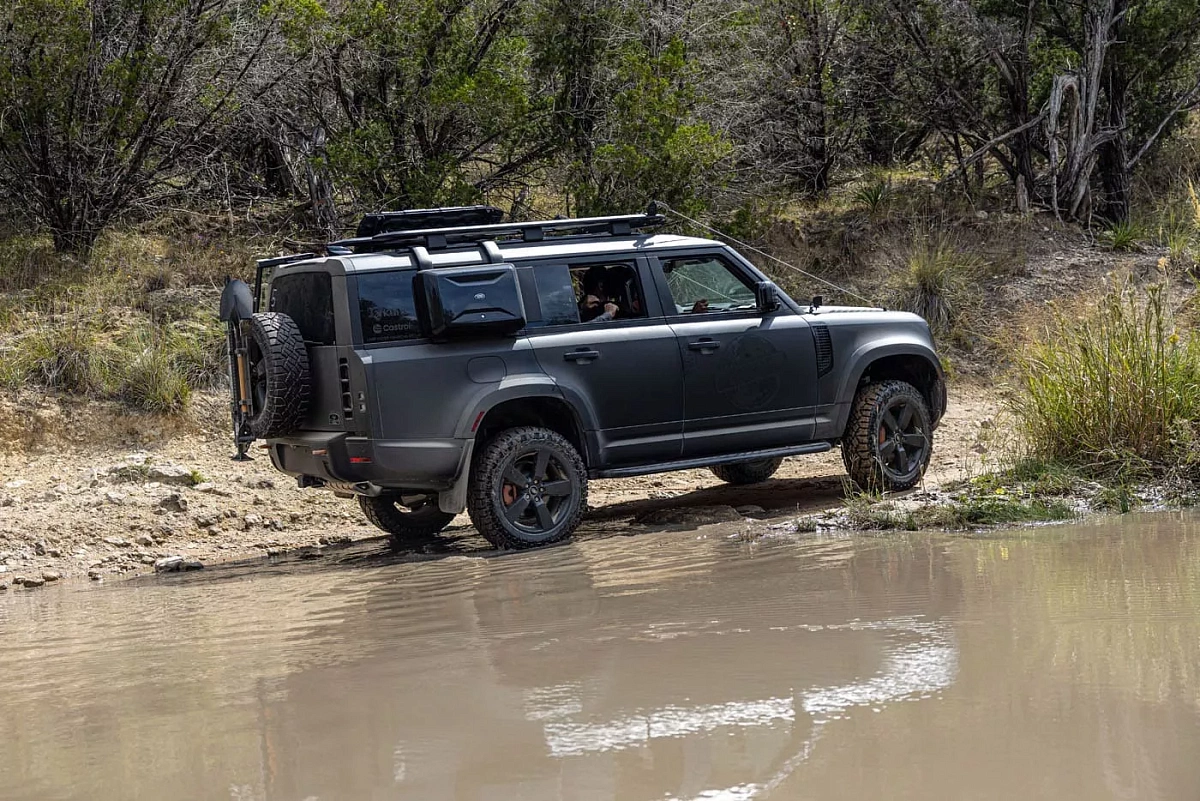 JLR отзывает внедорожники Land Rover Defender 130 из-за тормозных суппортов