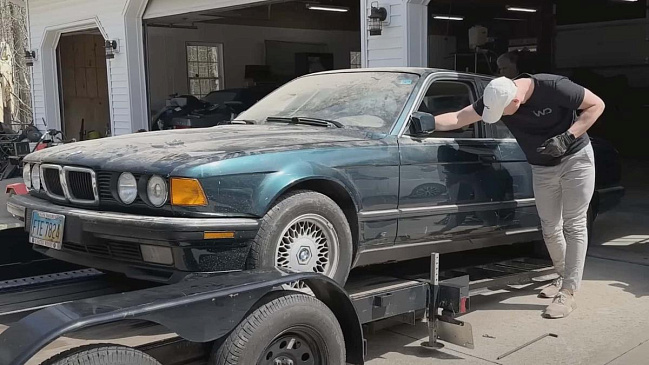 Старый и пыльный BMW 7 Series впервые за долгое время выехал из гаража