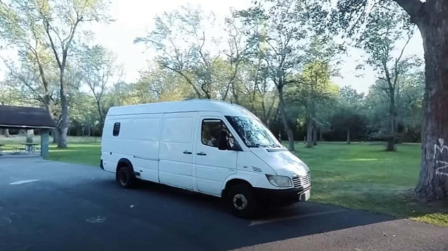 В этом кемпере Mercedes Sprinter Stealth есть камеры видеонаблюдения, кухня и ванная комната