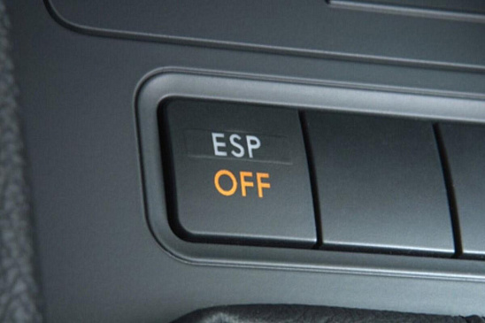 Водителям рассказали, как отключение кнопки ESP поможет при передвижении по ледяной трассе