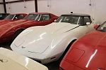 В заброшенном гараже нашли практически идеально сохранившиеся классические Chevrolet Corvette 
