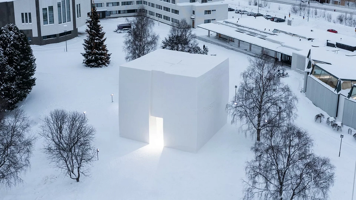 Компания Polestar открыла уникальный выставочный зал, полностью сделанный из снега