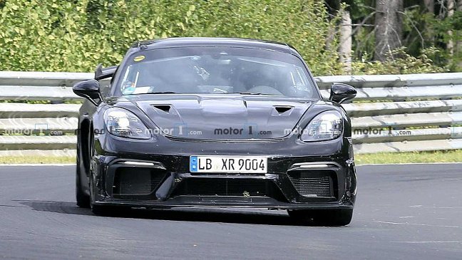 Porsche тестирует обновленный Cayman GT4 RS на Нюрбургринге 