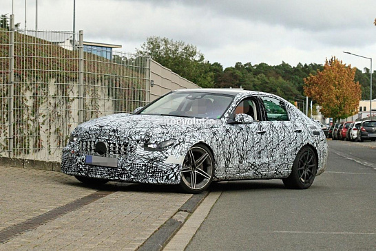 Mercedes-AMG тестирует мощный седан C63 2023 модельного года 