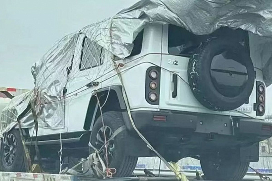 Китайский наследник ГАЗ-69 пойман на автовозе без камуфляжа