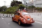 Плотник из Перу сделал деревянный VW Beetle в подарок для дочери