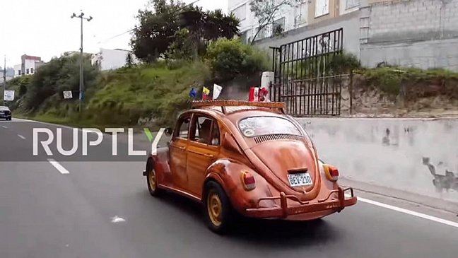 Плотник из Перу сделал деревянный VW Beetle в подарок для дочери