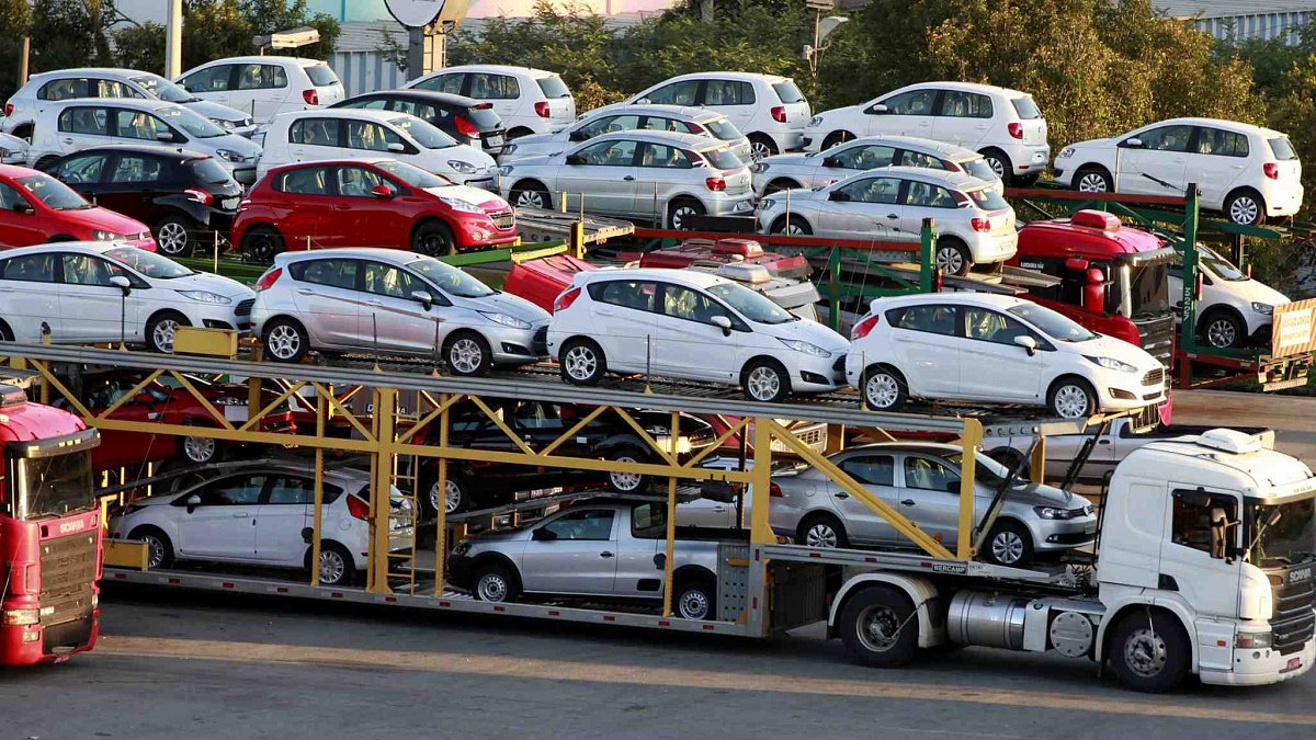 Импорт легковых авто в январе - апреле упал на 26%