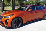 "Заряженный" седан Cadillac CT5 2022 года получит новый цвет Blaze Orange Metallic