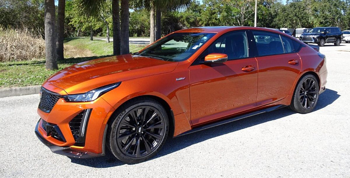 "Заряженный" седан Cadillac CT5 2022 года получит новый цвет Blaze Orange Metallic