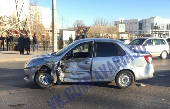В Астрахани автомобиль снес общественную остановку