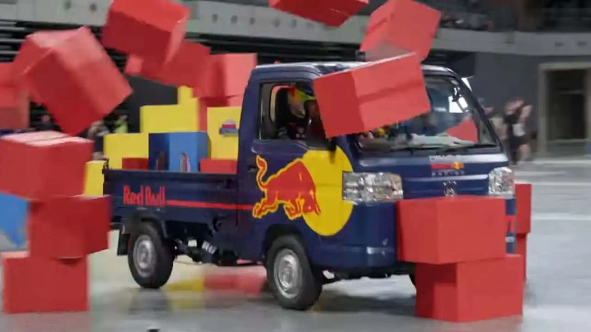 Пилоты Red Bull на полной скорости врезаются в пластиковые кубики забавы ради