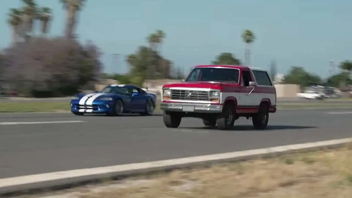Зачем неуклюжий Ford Bronco 1986 года пытается обогнать спортивный Dodge Viper GTS 1996 года?