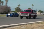 Зачем неуклюжий Ford Bronco 1986 года пытается обогнать спортивный Dodge Viper GTS 1996 года?