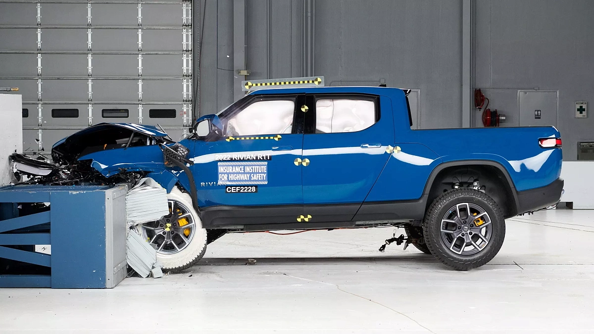 Электрический пикап Rivian R1T получил награду Top Safety Pick+ от института  IIHS