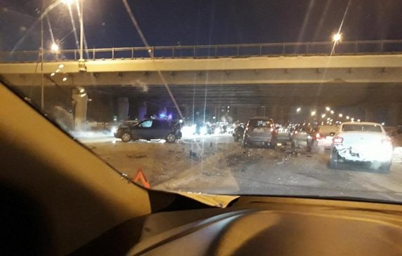 В Тюмени под путепроводом столкнулись четыре автомобиля
