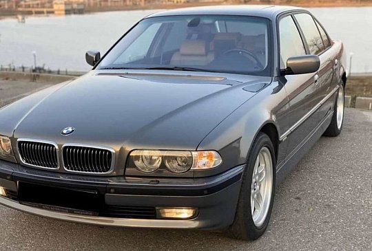 В Чечне в продаже появился BMW 7-Series как в «Бумере»