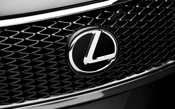 В Интернете показали первое изображение нового кроссовера Lexus TX