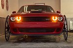 В Сети показали эпатажный Dodge Challenger Hellcat с колёсами, как у кареты