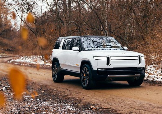 Rivian впервые показал электрический внедорожник R1S в белом цвете 