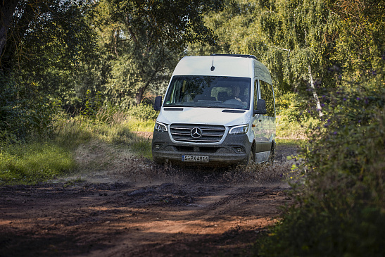 Mercedes-Benz Sprinter 2023 года дебютирует с новым дизельным двигателем и системой полного привода