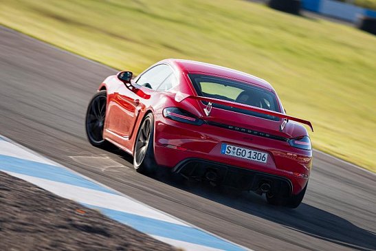 В этом году стартуют продажи Porsche Cayman GT4 и Boxster Spyder с «роботом» PDK 