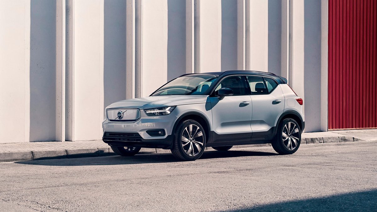 Озвучили сроки выхода в РФ электрического кросса Volvo XC40 Recharge P8