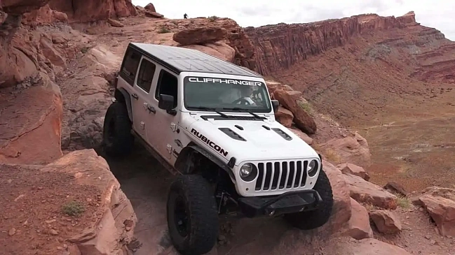 Посмотрите, как Jeep Wrangler преодолевает ужасающий скалолазный маршрут пустыни Моав