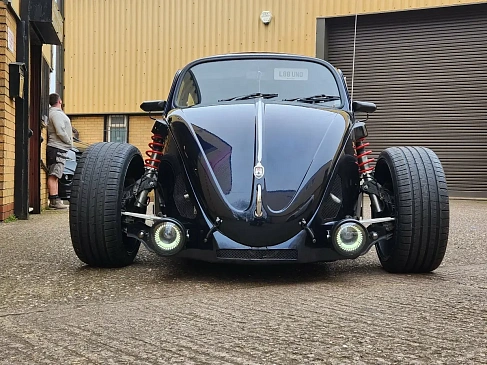 Из старенького VW «Жук» сделали дорожного монстра с мощным V6 от Porsche 