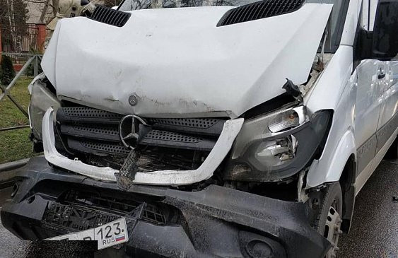 В аварии в Краснодаре пострадали четыре человека