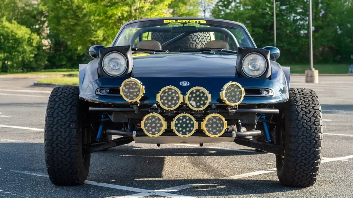 С большими колесами и огромным просветом, родстеру Mazda Miata точно не страшно любое бездорожье 