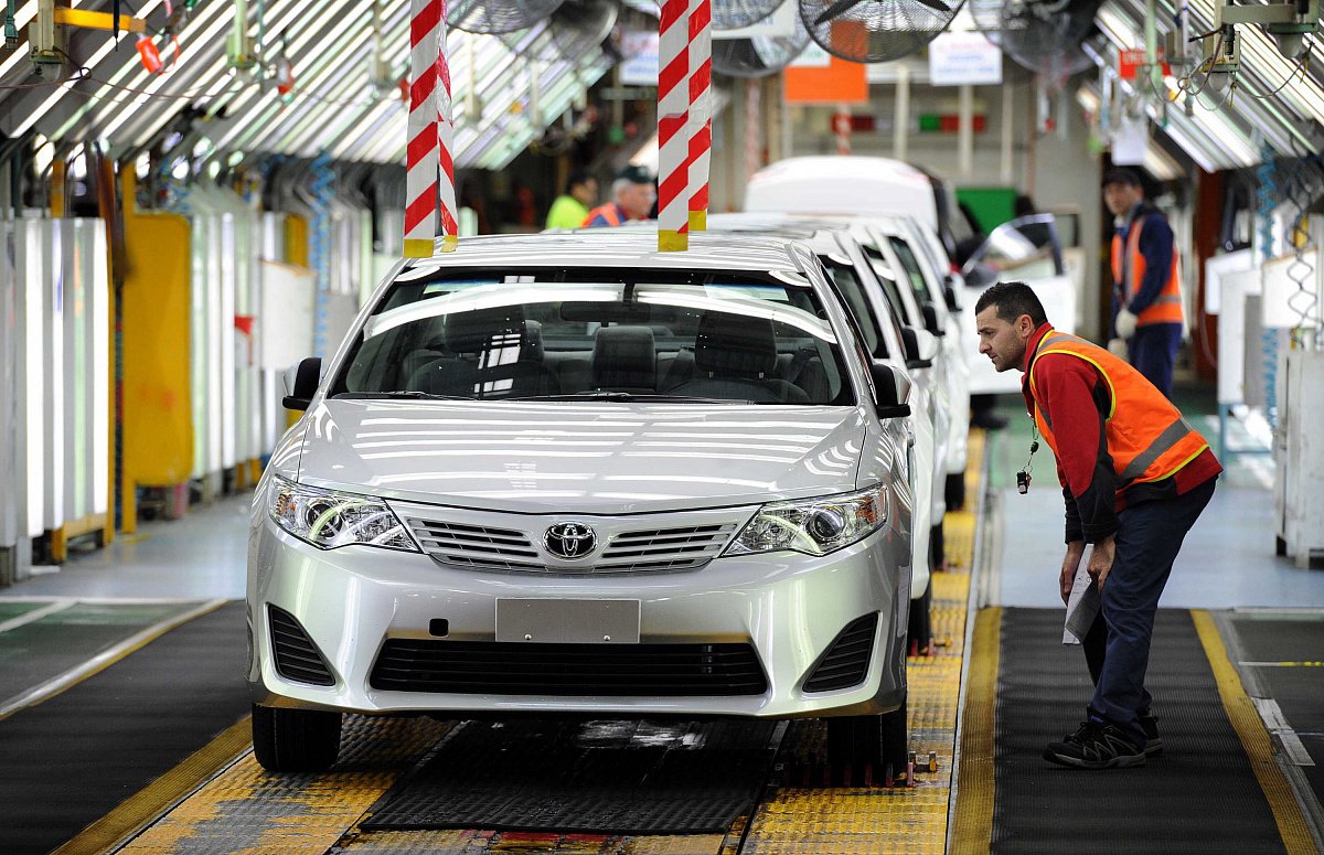 Toyota приостанавливает на неделю производство авто в РФ