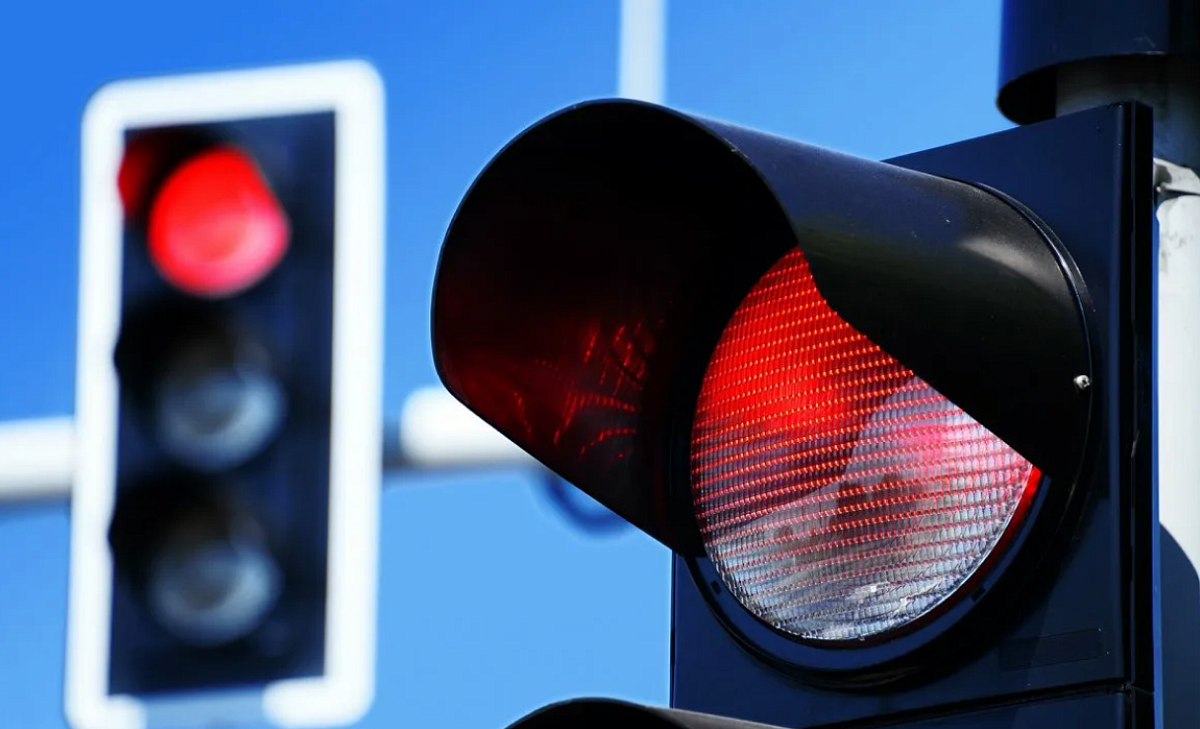 Эксперт объяснил, когда разрешен проезд на красный сигнал светофора