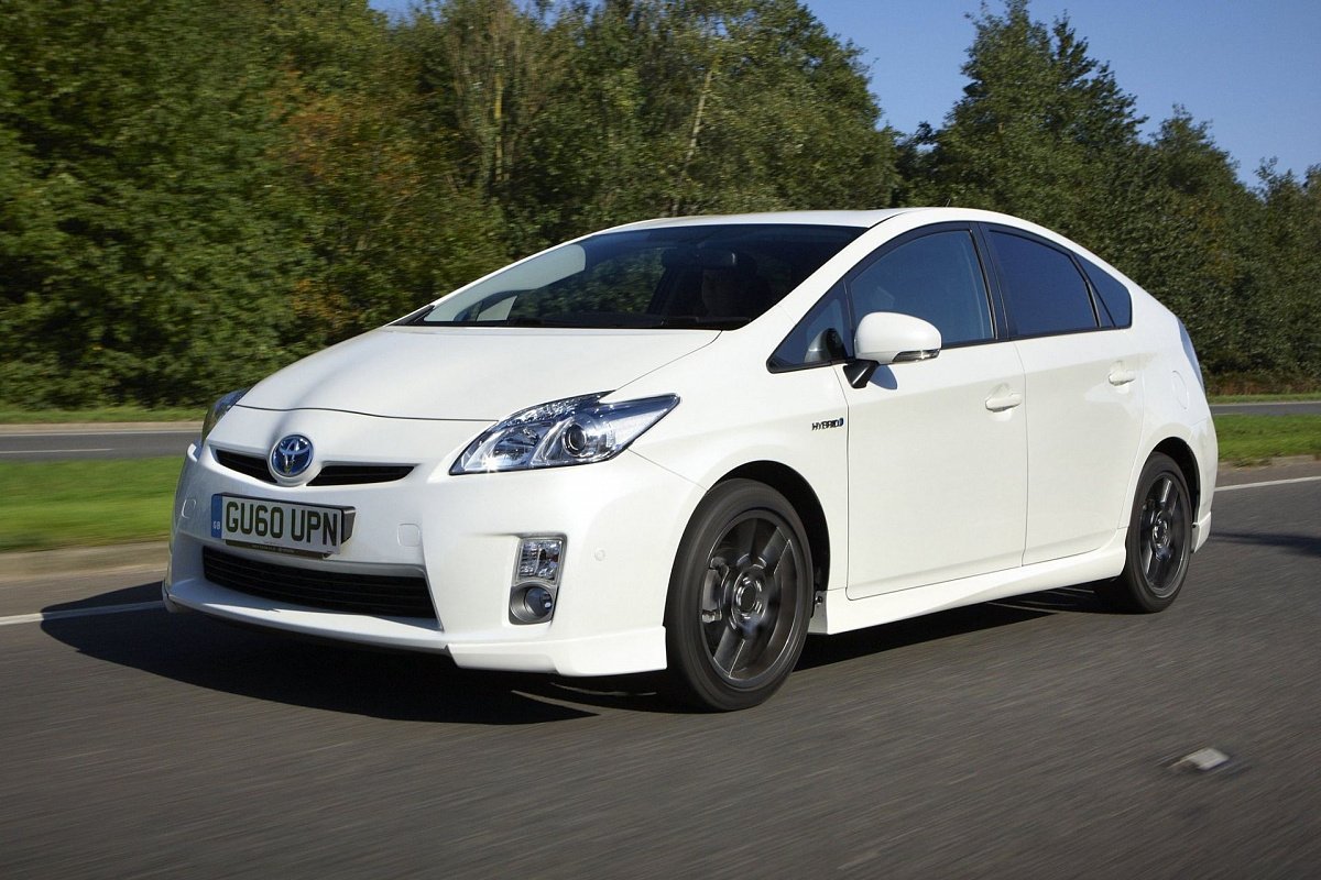 Гибридный Toyota Prius в России не работает: объявлен отзыв почти 900 автомобилей