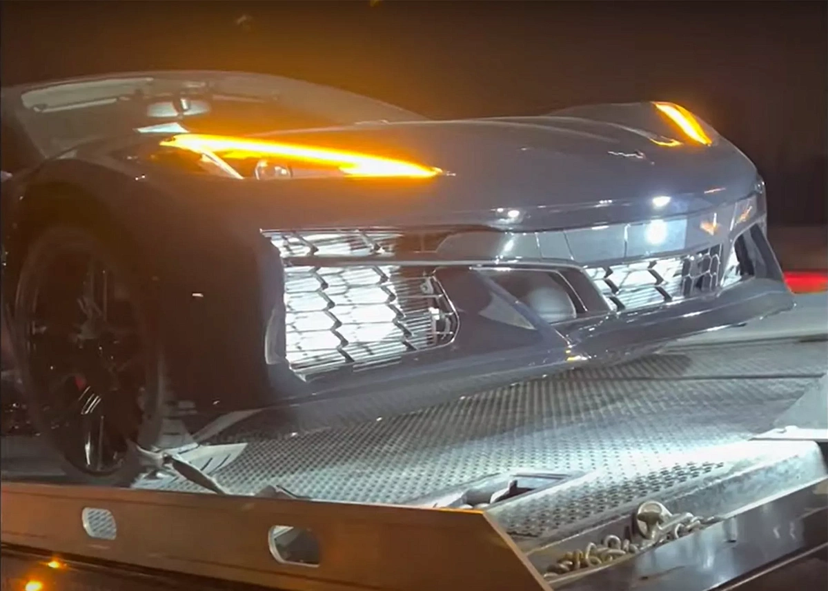У нового Chevrolet Corvette за 12 млн рублей сломался двигатель V8 по пути из автосалона