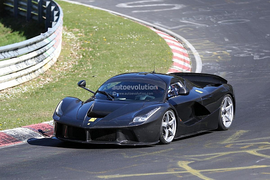 Компания Ferrari зачем то тестирует прототип гибридного суперкара LaFerrari 