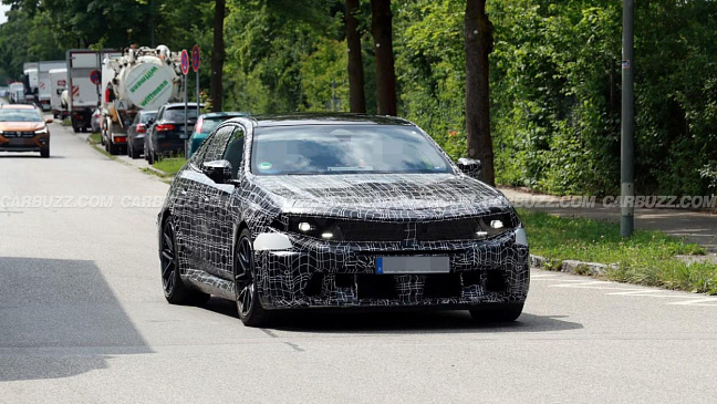 Зачем обновленному седану BMW M5 четыре выхлопные трубы