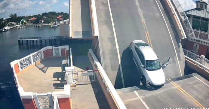 Водитель этой Honda Accord из Флориды застрял на разводном мосту
