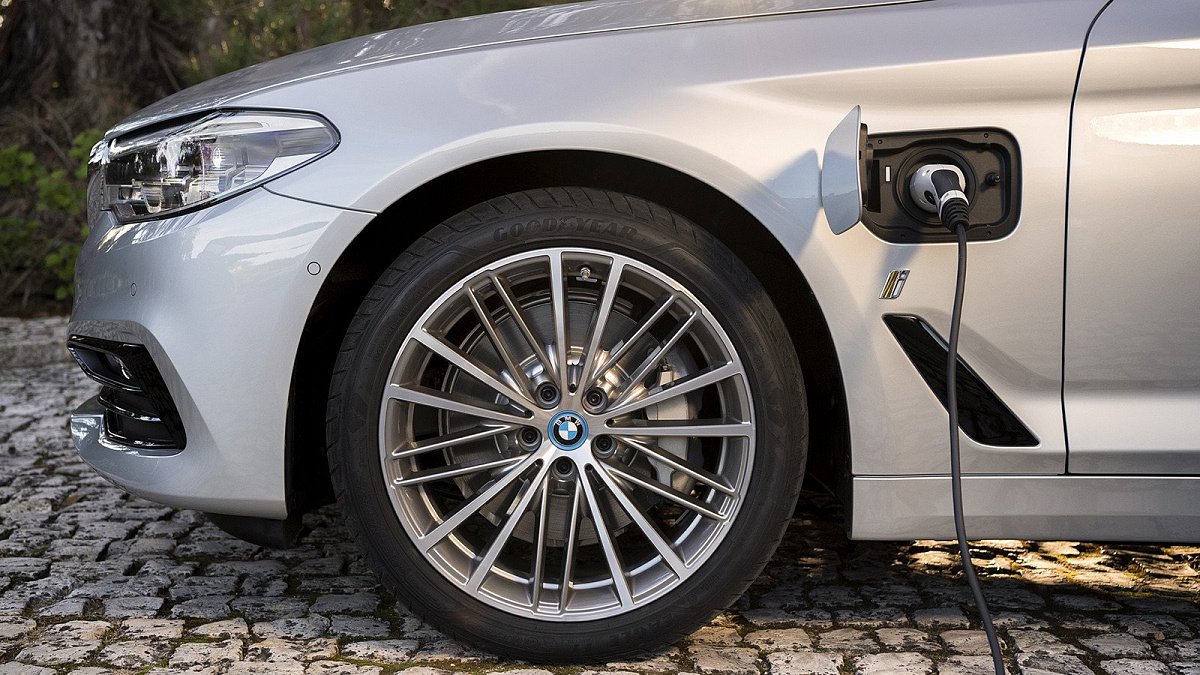 Новый BMW 530e iPerformance расходует всего лишь 1,9 литра топлива