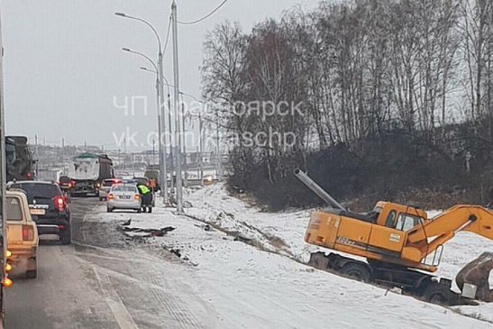 Под Красноярском грузовик столкнул с дороги экскаватор