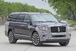 Lincoln Navigator 2022 года почти растерял свой камуфляж на новых шпионских снимках 