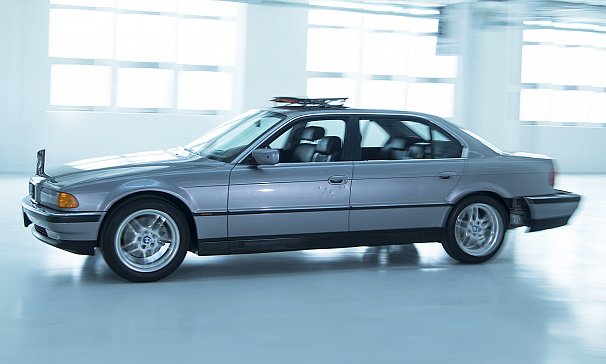 Блоггер подробно познакомилась с BMW 7 Series из Бондианы 